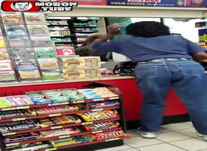Video: She hurls hot coffee in the face of a cashier because she is upset with her